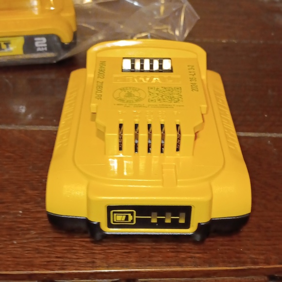 NEW| Dewalt Battery 20V - Picture 2 of 4